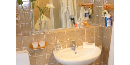 Monteurwohnung - PLZ 30177 (Deutschland) - Badezimmer in oberer Wohnung. Im Spiegel sieht man die Dusche. - Zimmer-für-Monteure