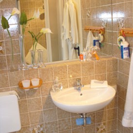 Monteurzimmer: Badezimmer in oberer Wohnung. Im Spiegel sieht man die Dusche. - Zimmer-für-Monteure
