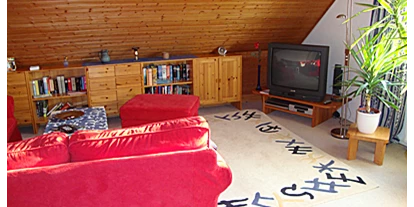 Monteurwohnung - PLZ 30177 (Deutschland) - Gemütliche Sitzecke im 50 qm großen Wohnzimmer, mit Blick auf den Fernseher. - Zimmer-für-Monteure