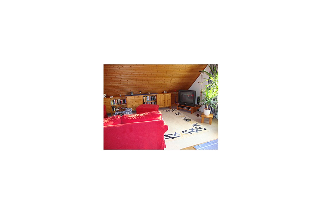 Monteurzimmer: Gemütliche Sitzecke im 50 qm großen Wohnzimmer, mit Blick auf den Fernseher. - Zimmer-für-Monteure