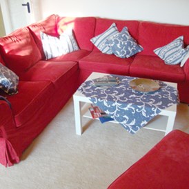 Monteurzimmer: Sitzecke kann zur Not auch als zusätzliche, kostenlose Schlafstätte genutzt werden. - Zimmer-für-Monteure