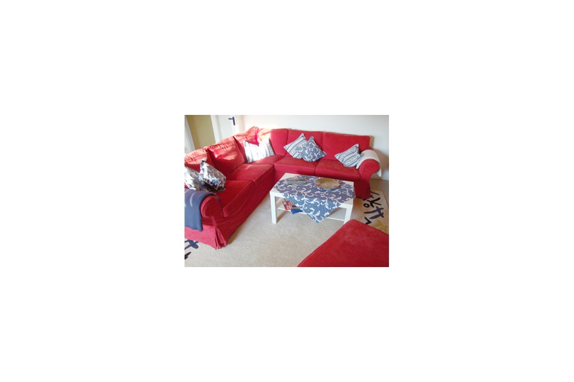 Monteurzimmer: Sitzecke kann zur Not auch als zusätzliche, kostenlose Schlafstätte genutzt werden. - Zimmer-für-Monteure