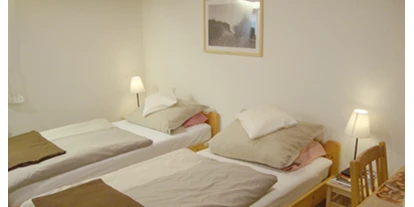 Monteurwohnung - PLZ 30177 (Deutschland) - Zwei Enzelbetten befinden sich noch im Souterrain, hier gibt es auch Kühlschrank, Kaffeemaschine, Wasserkocher, Toaster und Mikrowelle. - Zimmer-für-Monteure