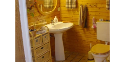 Monteurwohnung - PLZ 30177 (Deutschland) - Ganz im waren Holzton ist das untere Bad, ebenfalls mit Dusche und WC. - Zimmer-für-Monteure