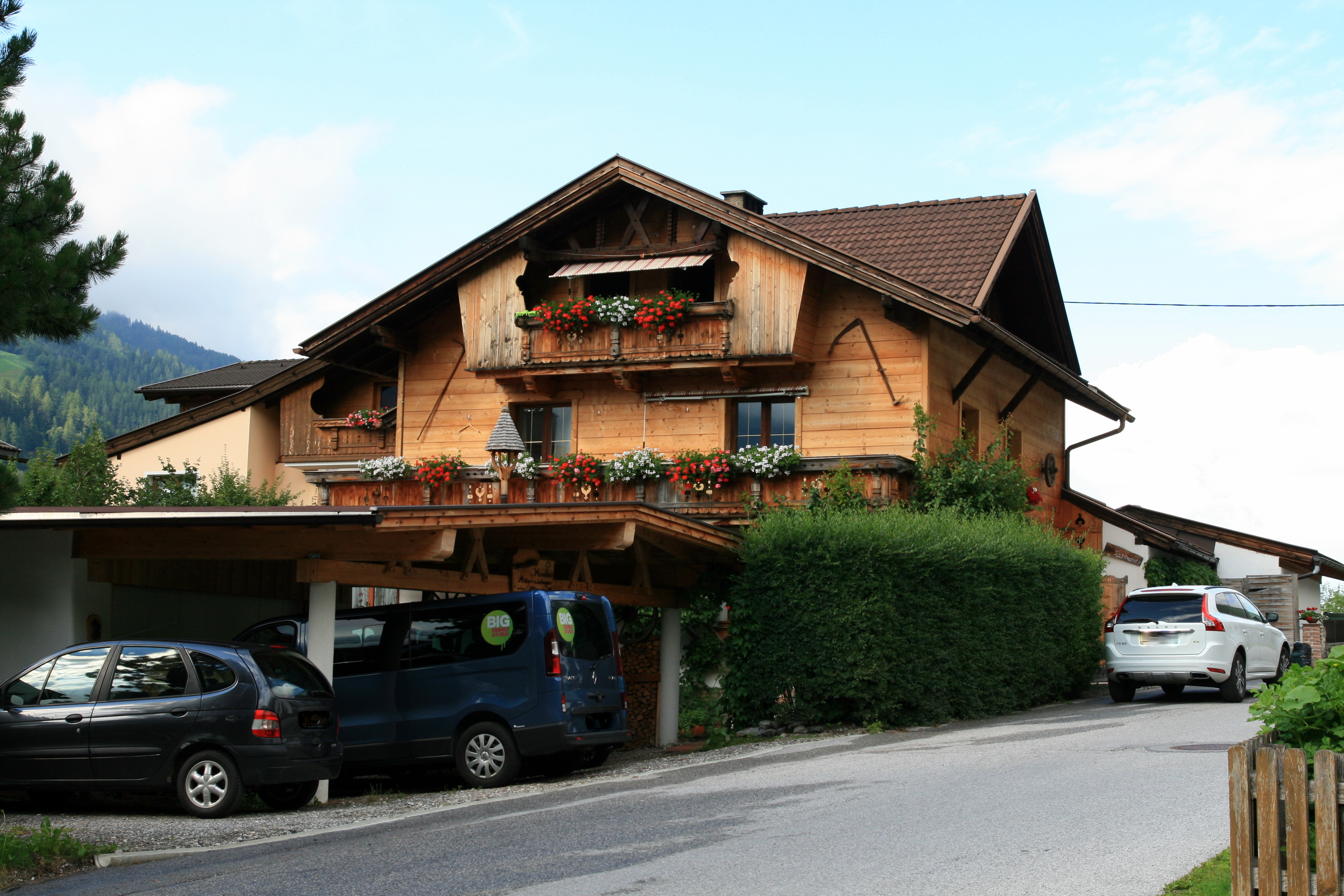 Monteurwohnung - Kaffeemaschine - Stubaital - Super gemütliche Wohnung für Arbeiter,
im Raum Innsbruck(20min. Auto)
zum runterkommen vom stressigen Arbeitstag.

 Küche vorhanden, W-Lan, Parkplatz....

Hüttenruhe ab 22 Uhr

Schuhe im Haus nicht erlaubt

Die Wohnung ist sauber zu hinterlassen 

 - Anja Korponay