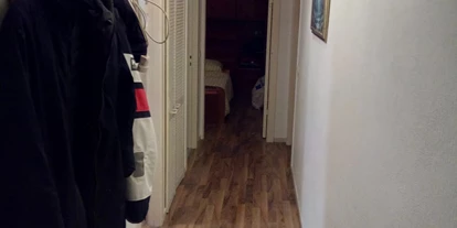 Monteurwohnung - Hund erlaubt - Schleswig-Holstein - Flur und Garderobe; Regenschirmständer. - E.T. Unterkünfte