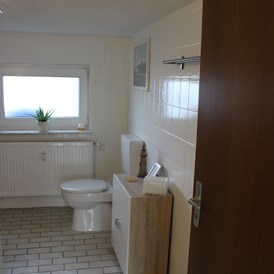 Monteurzimmer: Badezimmer mit Dusche/Wanne, WC - Monteurunterkunft für 3 Personen