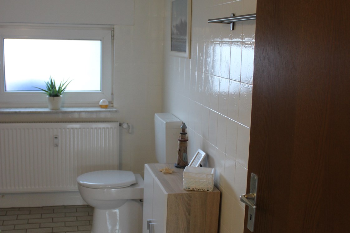 Monteurzimmer: Badezimmer mit Dusche/Wanne, WC - Monteurunterkunft für 3 Personen