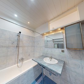 Monteurzimmer: Badezimmer mit Badewanne - Apartement auf Zeit