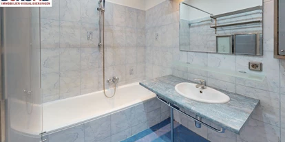 Monteurwohnung - Parkplatz: eigener Parkplatz vorhanden - Österreich - Badezimmer mit Badewanne - Apartement auf Zeit