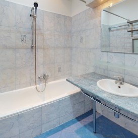 Monteurzimmer: Badezimmer mit Badewanne - Apartement auf Zeit