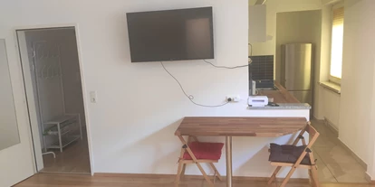 Monteurwohnung - Parkplatz: eigener Parkplatz vorhanden - Österreich - Essplatz mit Fernseher und freiem WLAN  - Apartement auf Zeit