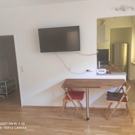 Monteurzimmer: Essplatz mit Fernseher und freiem WLAN  - Apartement auf Zeit