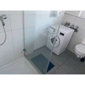 Monteurzimmer: Duschbad mit Toilette und Waschmaschine - Monteurzimmer Lampertheim