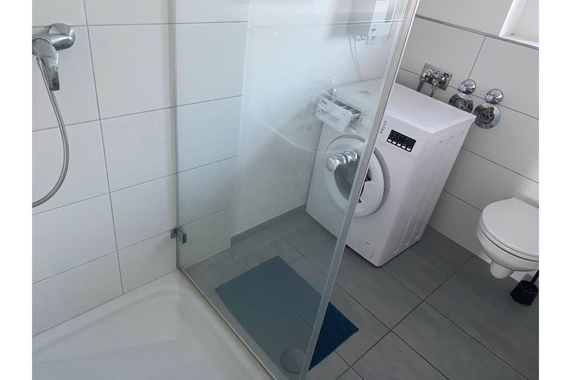 Monteurzimmer: Duschbad mit Toilette und Waschmaschine - Monteurzimmer Lampertheim