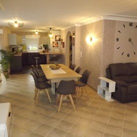 Monteurzimmer: Essplatz mit Küche - birkenweg-7