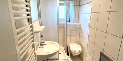 Monteurwohnung - Parkplatz: kostenlose Parkplätze in der Straße - Bremen-Umland - Ansicht Badezimmer - Ideal für Monteure und beruflich Reisende