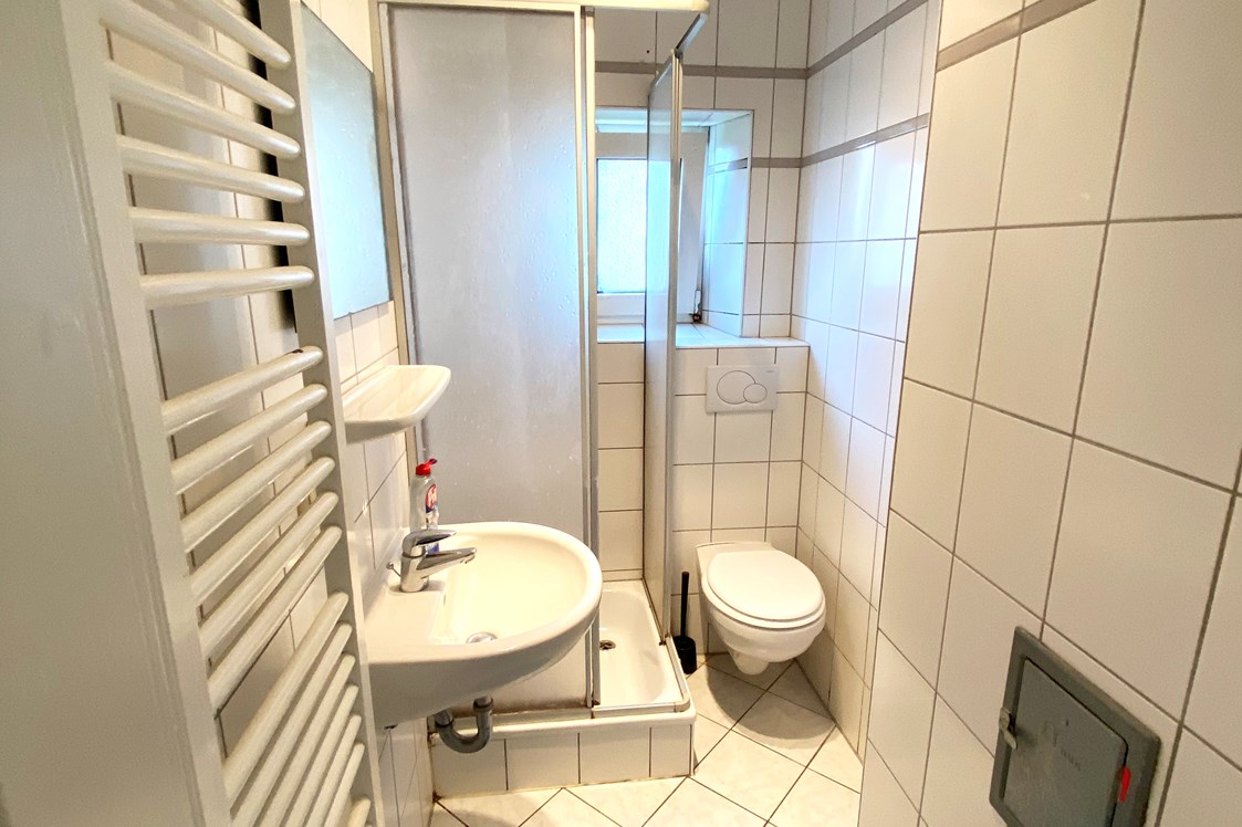 Monteurzimmer: Ansicht Badezimmer - Ideal für Monteure und beruflich Reisende