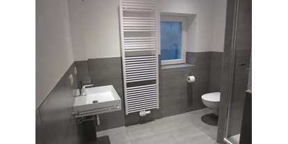 Monteurwohnung - Krautheim (Hohenlohekreis) - Bad mit Waschbecken, Dusche und WC - Gästehaus Martel