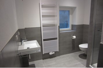 Monteurzimmer: Bad mit Waschbecken, Dusche und WC - Gästehaus Martel
