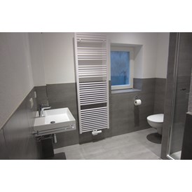 Monteurzimmer: Bad mit Waschbecken, Dusche und WC - Gästehaus Martel