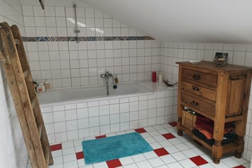 Monteurzimmer: Badezimmer mit Badewanne - Idyllisch und ruhig 