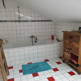 Monteurzimmer: Badezimmer mit Badewanne - Idyllisch und ruhig 