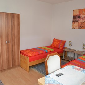 Monteurzimmer: Doppelzimmer bzw. Mehrbettzimmer der Monteurwohnung - Zimmervermietung Reilingen