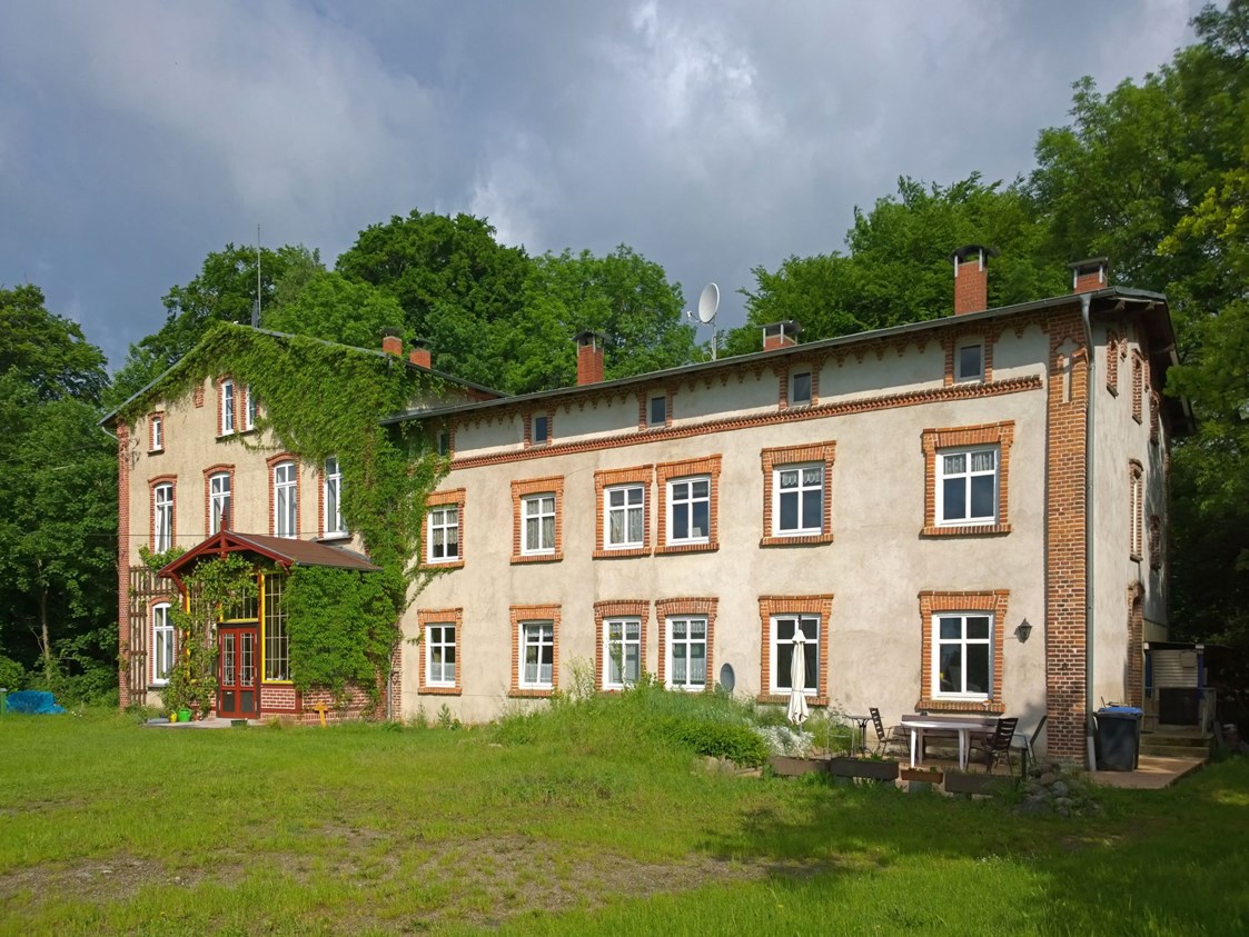 Monteurzimmer: Außenansicht - Wohnung voll ausgestattet im Gutshaus Alt Krassow