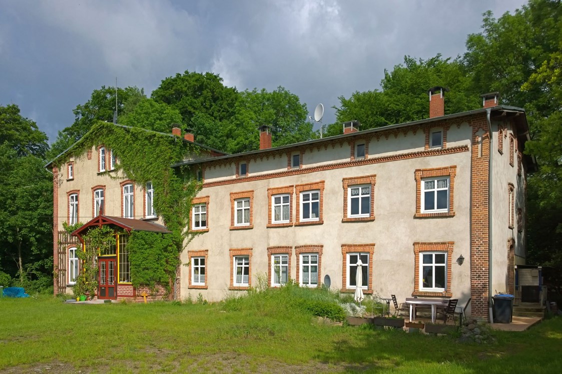 Monteurzimmer: Außenansicht - Wohnung voll ausgestattet im Gutshaus Alt Krassow