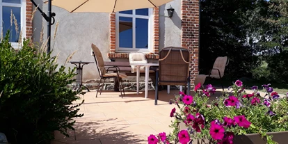 Monteurwohnung - Bettwäsche: Bettwäsche gegen Gebühr - Deutschland - Terrasse mit Grill und Sonnenschirm - Wohnung voll ausgestattet im Gutshaus Alt Krassow
