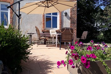 Monteurzimmer: Terrasse mit Grill und Sonnenschirm - Wohnung voll ausgestattet im Gutshaus Alt Krassow