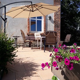 Monteurzimmer: Terrasse mit Grill und Sonnenschirm - Wohnung voll ausgestattet im Gutshaus Alt Krassow