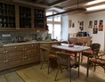Monteurzimmer: Essecke in der großen Wohnküche - Wohnung voll ausgestattet im Gutshaus Alt Krassow
