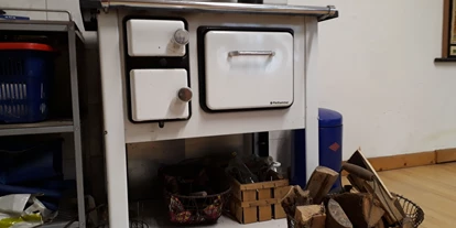 Monteurwohnung - Bettwäsche: Bettwäsche gegen Gebühr - Deutschland - historischer Herd in der Küche - Wohnung voll ausgestattet im Gutshaus Alt Krassow