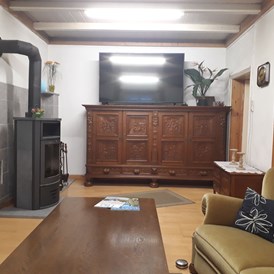 Monteurzimmer: Wohnzimmer mit Satellitenfernsehen - Wohnung voll ausgestattet im Gutshaus Alt Krassow