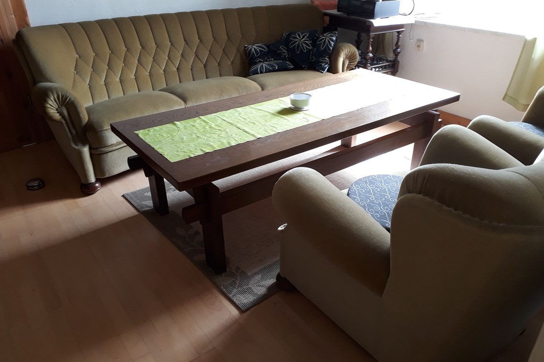 Monteurzimmer: Sofaecke im Wohnzimmer - Wohnung voll ausgestattet im Gutshaus Alt Krassow