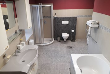 Monteurzimmer: Bad mit Wanne, Dusche und Waschmaschine - Wohnung voll ausgestattet im Gutshaus Alt Krassow