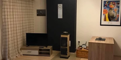 Monteurwohnung - Höhr-Grenzhausen - Ofen mit kleiner Essecke - Waldblick