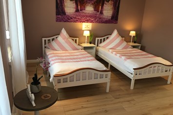 Monteurzimmer: Dreibettzimmer mit ausziehbarem Bett für 4 Personen - Palminas Ferienwohnungen