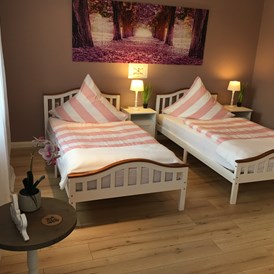 Monteurzimmer: Dreibettzimmer mit ausziehbarem Bett für 4 Personen - Palminas Ferienwohnungen