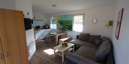 Monteurwohnung - Bettwäsche: Bettwäsche gegen Gebühr - Deutschland - Wohnbereich Schlafcouch - Oase am See Heimat Bungalows