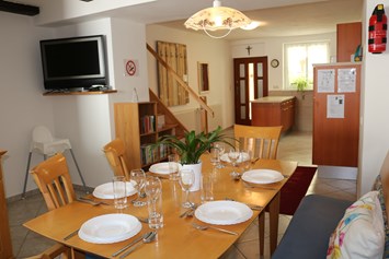 Monteurzimmer: Eingangsbereich, Küche, Essbereich großes Apartment 6 Personen - Ferienhof Gruber
