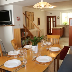 Monteurzimmer: Eingangsbereich, Küche, Essbereich großes Apartment 6 Personen - Ferienhof Gruber