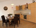 Monteurzimmer: Wohnbereich, Essbreich, Küche 4 Personen Apartment  - Ferienhof Gruber