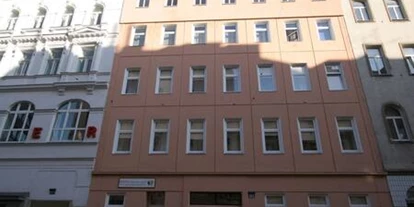Monteurwohnung - PLZ 2482 (Österreich) - Queen Apartments Eingang -  Apartments für 1 oder 2 Personen