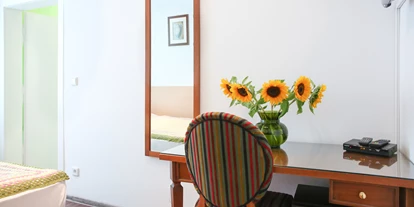 Monteurwohnung - PLZ 2482 (Österreich) - Schreibtisch -  Apartments für 1 oder 2 Personen