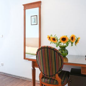 Monteurzimmer: Schreibtisch -  Apartments für 1 oder 2 Personen