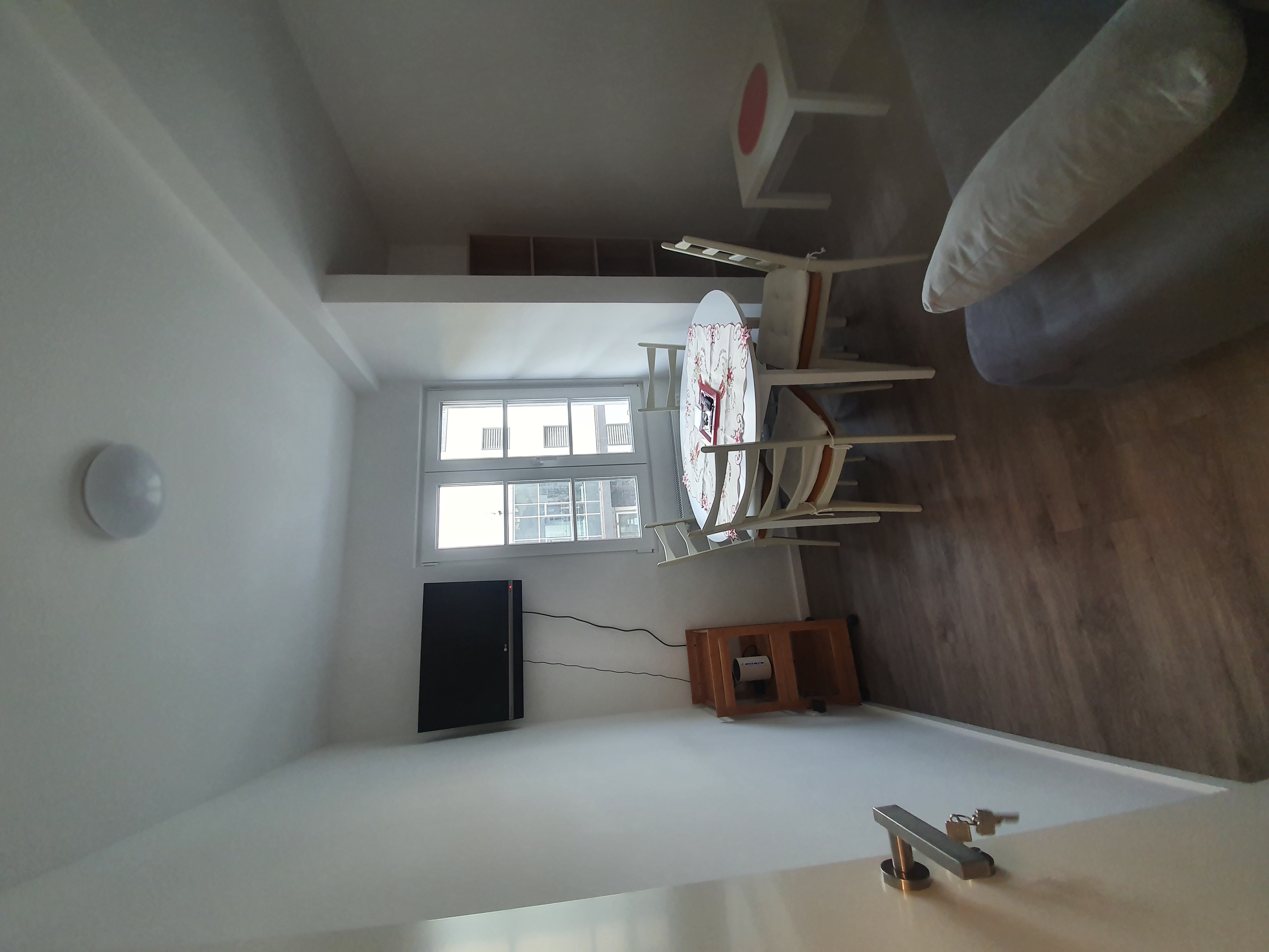 Monteurwohnung - WLAN - Wiesbaden - Wohnzimmer mit Schlafcouch und Schrank. - J&P Brunetti Zimmervermietung Rüsselsheim