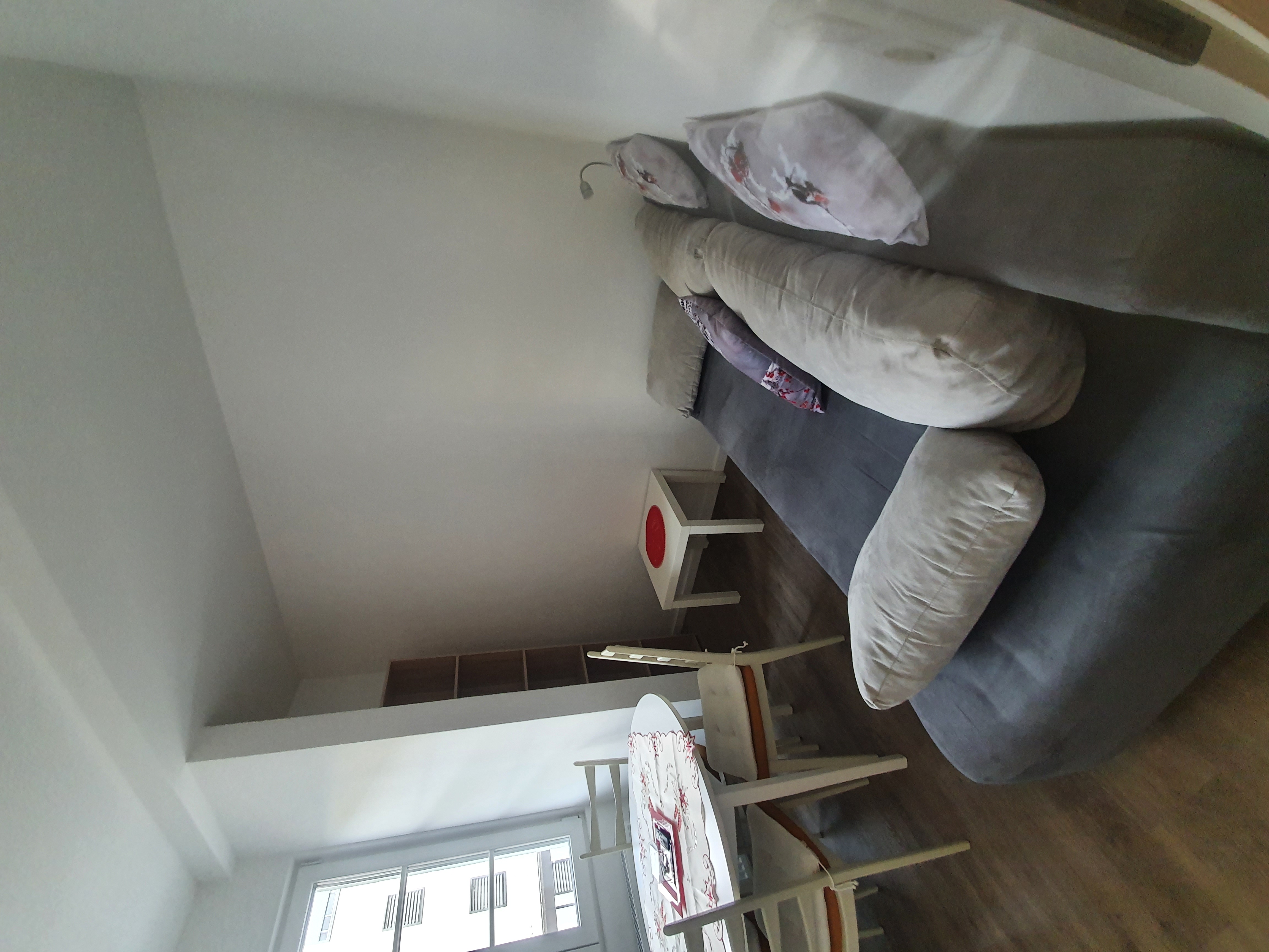 Monteurwohnung - WLAN - Wiesbaden - Wohnzimmer mit Schlafcouch  - J&P Brunetti Zimmervermietung Rüsselsheim